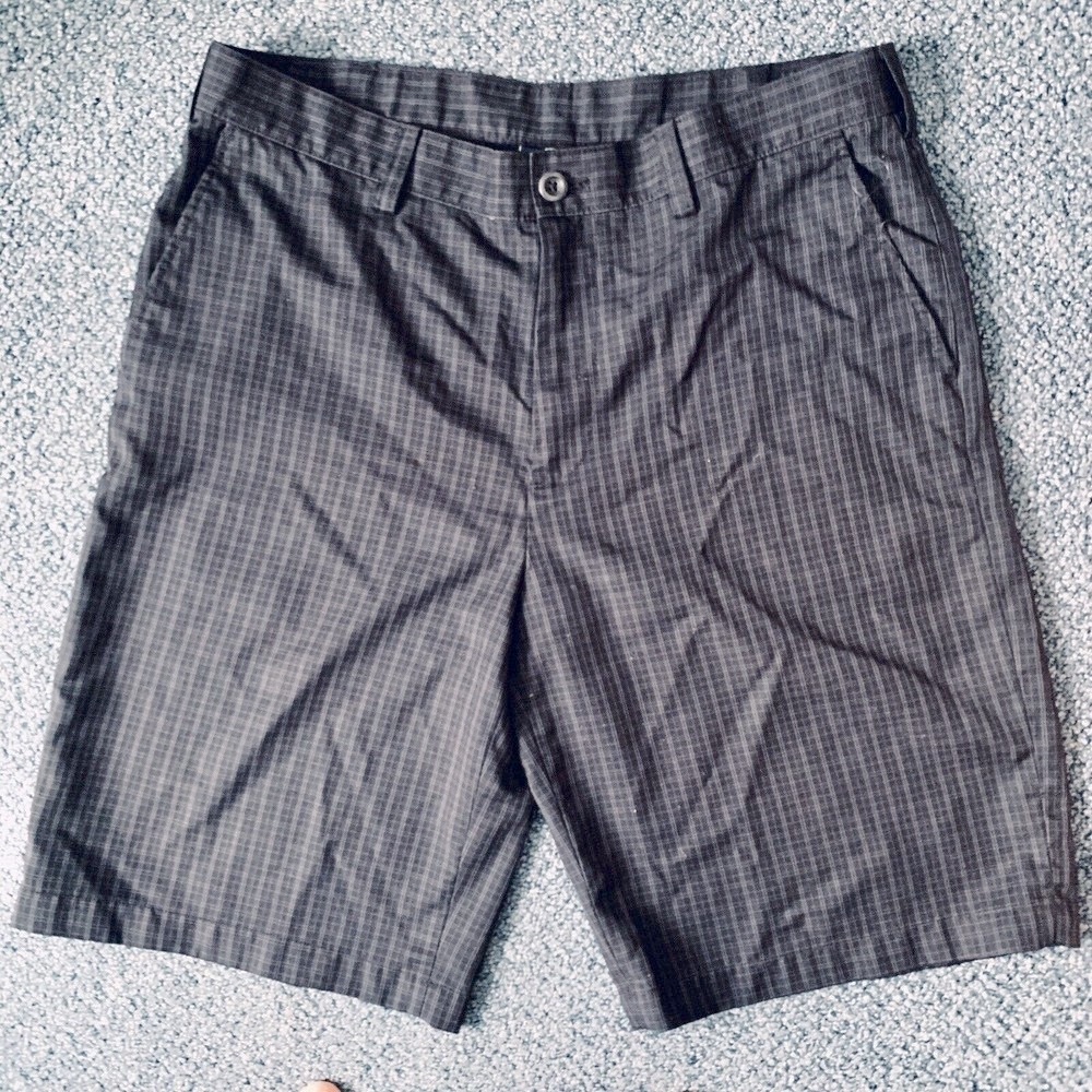 IZOD Mens Golf Shorts 34x10 PerformX Sun Control Fabric Lightweight Black Plaid